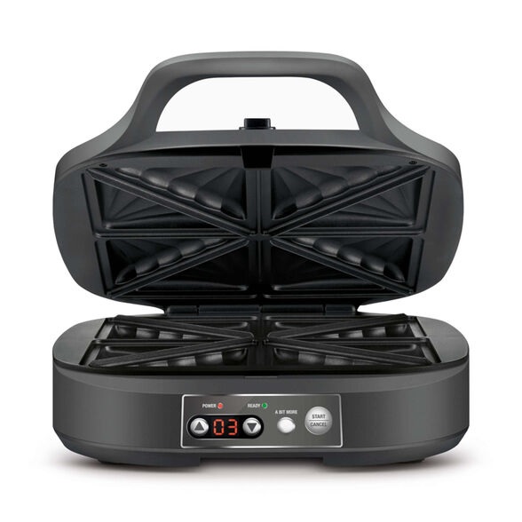 טוסטר משולשים Breville LTS425GRY פתוח, עם פלטות משולשים ותצוגת זמן בחזית