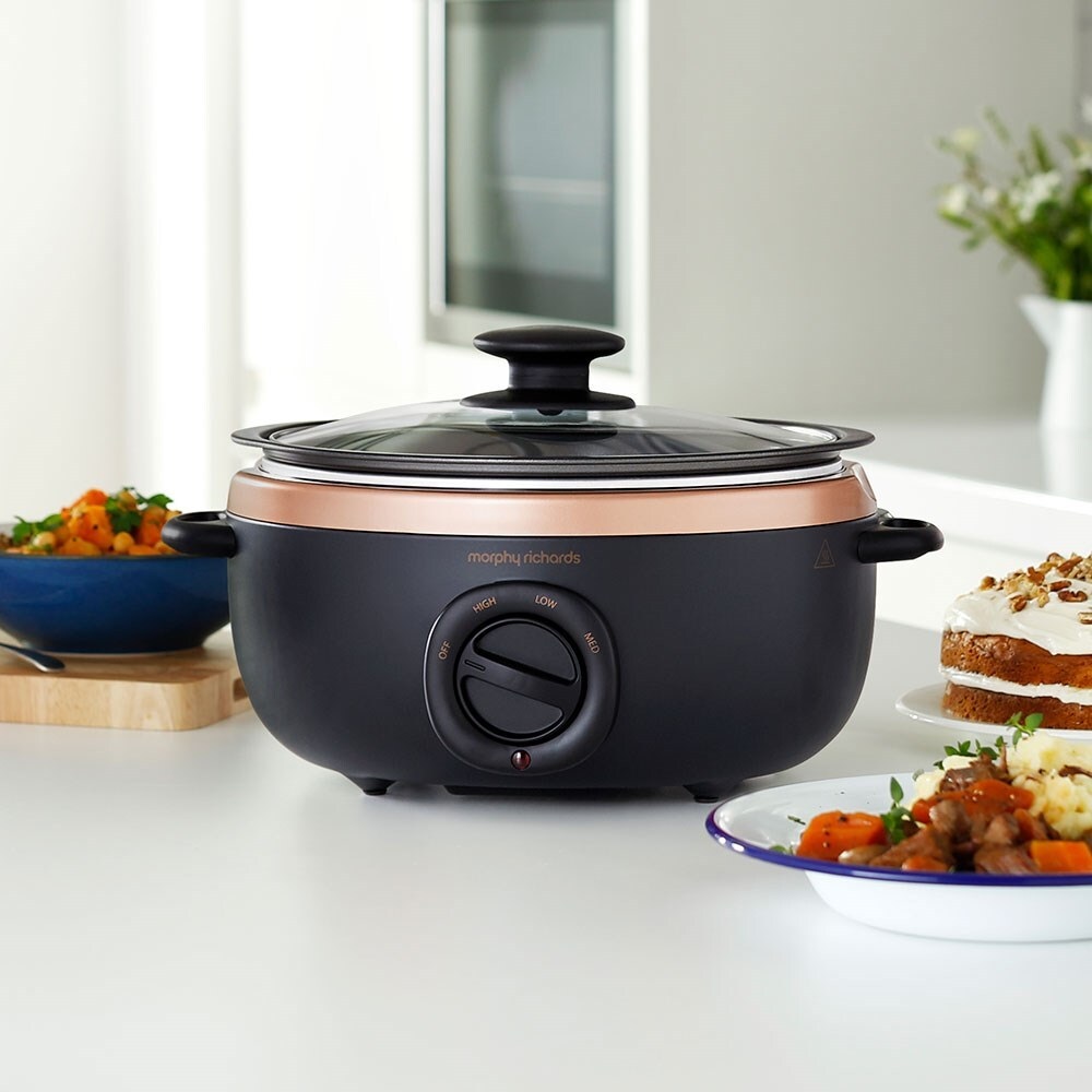 תמונת סיר Morphy Richards 461016 עם מכסה סגור לצד כלי הגשה
